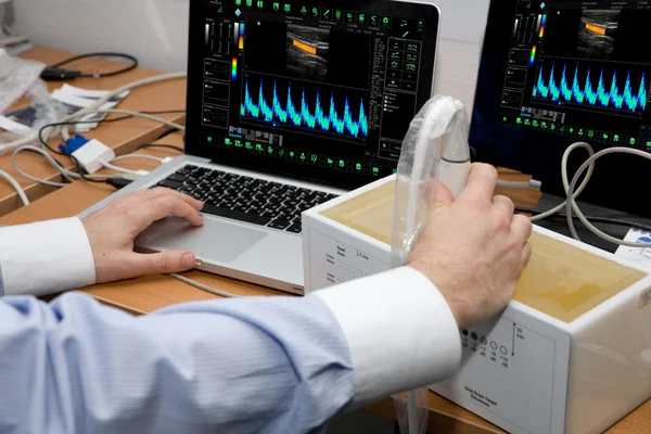 Tecnología dispositivo de ultrasonido . — Foto de Stock