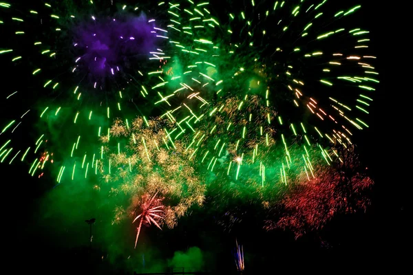 Kleurrijke vuurwerk over een nachtelijke hemel — Stockfoto