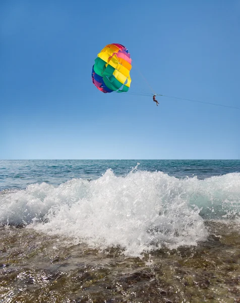 Adam parasailing — Stok fotoğraf
