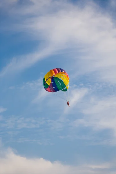 Mannen parasailing — Stockfoto