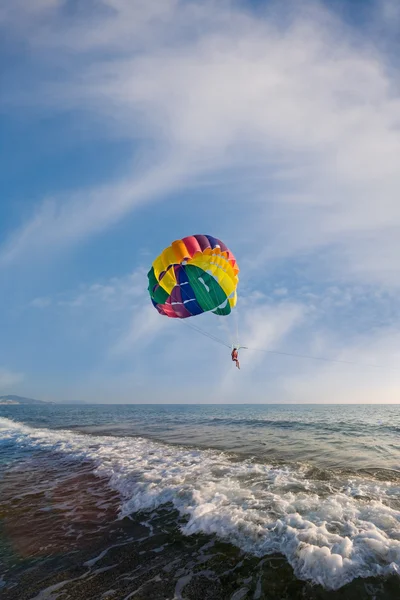 Man is parasailing — Stock Photo, Image