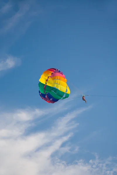 Člověk je parasailing — Stock fotografie