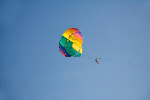 Человек на парашюте — стоковое фото