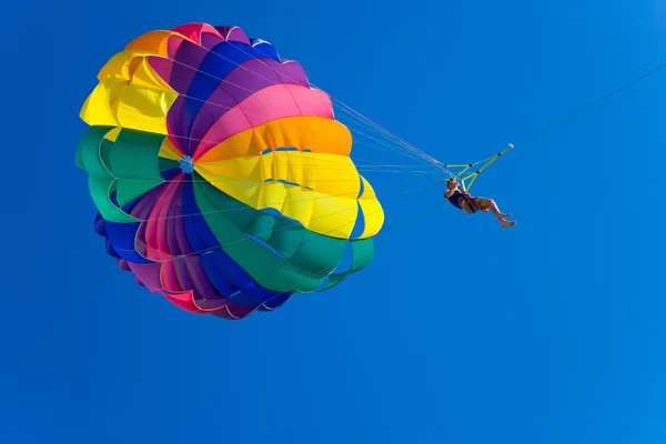 O homem está parasailing — Fotografia de Stock