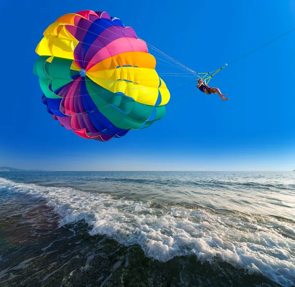 O homem está parasailing — Fotografia de Stock