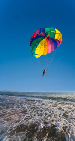 Omul este parasailing — Fotografie, imagine de stoc