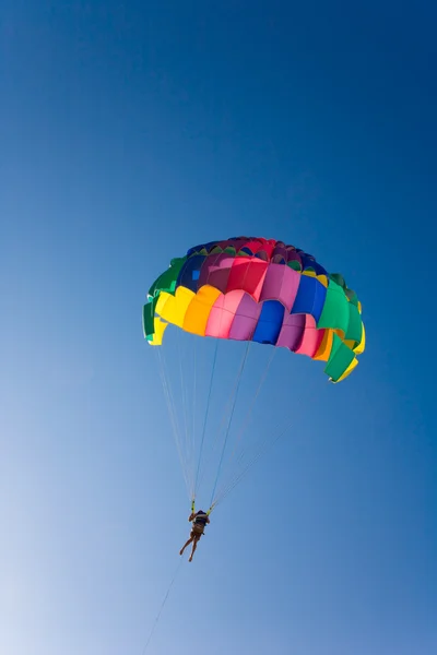 Člověk je parasailing — Stock fotografie