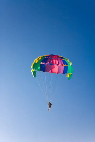 El hombre está parasailing — Foto de Stock