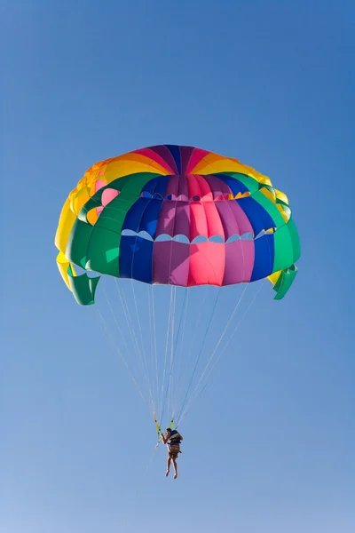 Mann parasailing — Stockfoto