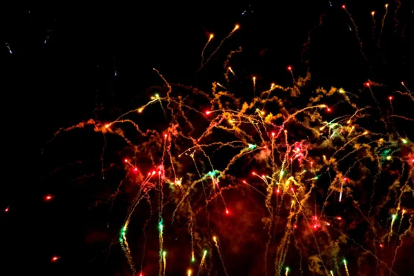 Artificii colorate pe un cer de noapte — Fotografie, imagine de stoc