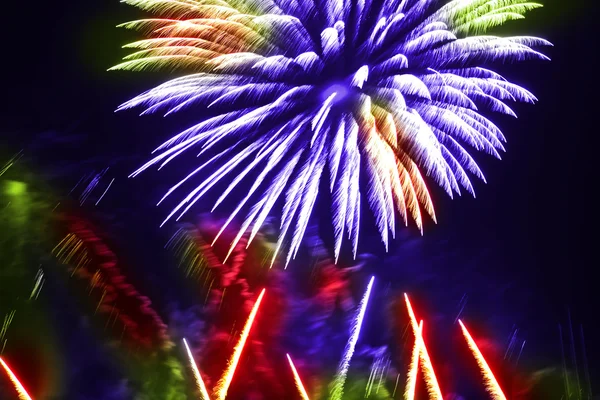 Kleurrijke vuurwerk over een nachtelijke hemel — Stockfoto