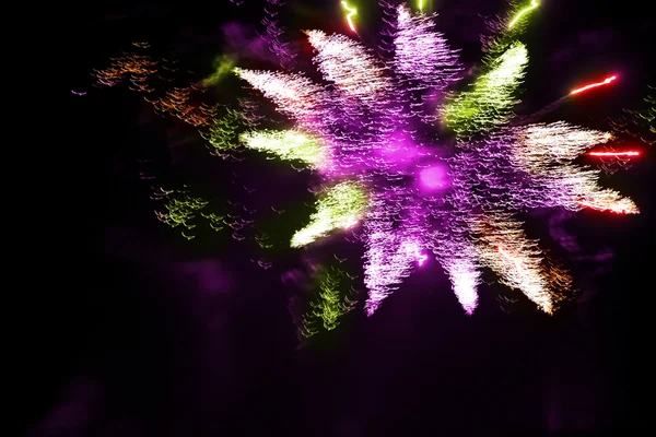 Fuochi d'artificio variopinti sopra un cielo di notte — Foto Stock