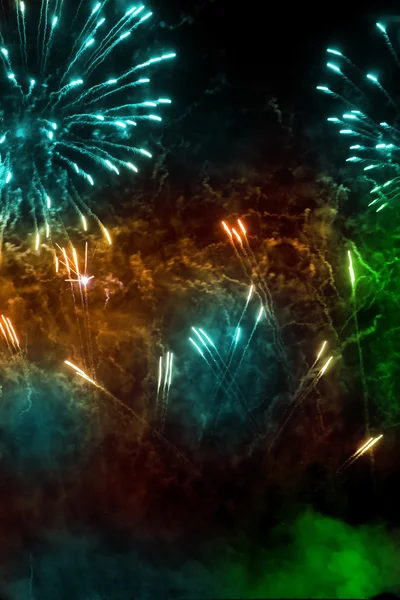 Fuochi d'artificio variopinti sopra un cielo di notte — Foto Stock