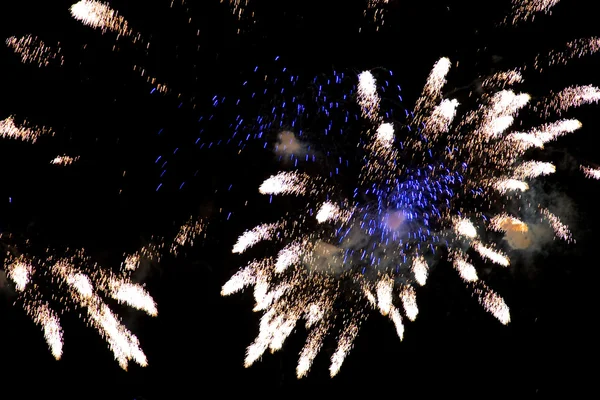 Artificii colorate pe un cer de noapte — Fotografie, imagine de stoc