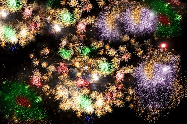 Πολύχρωμα πυροτεχνήματα πάνω από ένα νυχτερινό ουρανό — Φωτογραφία Αρχείου