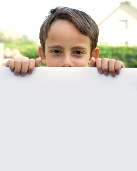 Junge behält Blatt Papier — Stockfoto