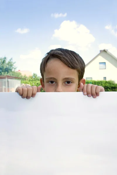 Junge behält Blatt Papier — Stockfoto