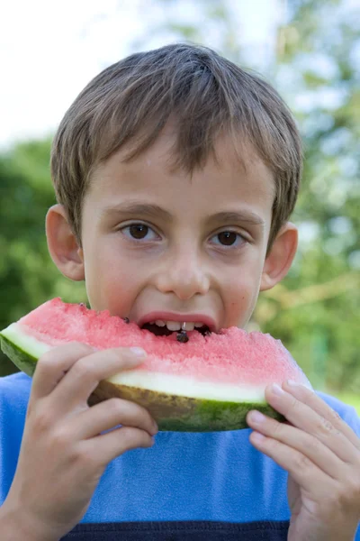 Fiú eszik görögdinnye — Stock Fotó