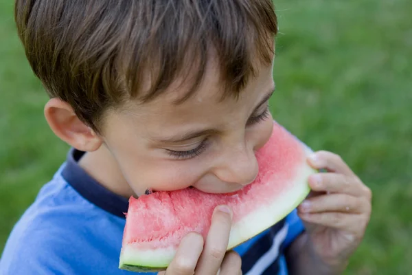 Junge isst Wassermelone — Stockfoto