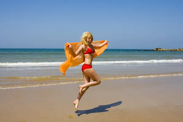 Девушка бегает по пляжу — стоковое фото