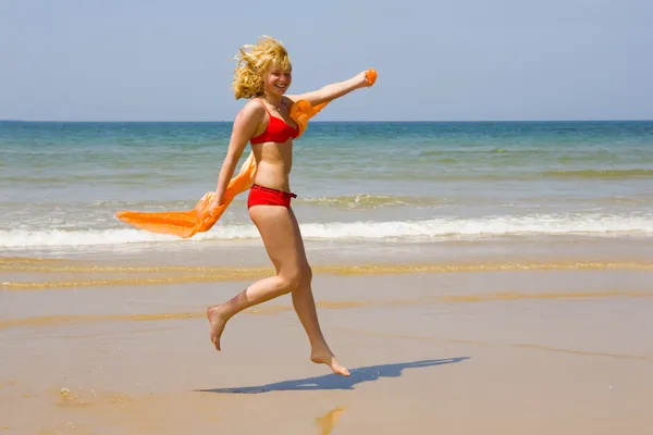Девушка бегает по пляжу — стоковое фото