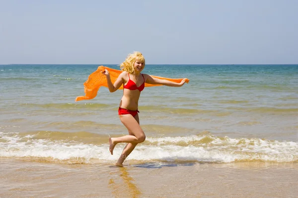 Girl runs on beach — Stock Photo, Image