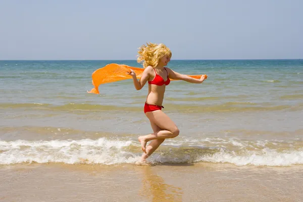 Meisje draait op strand — Stockfoto