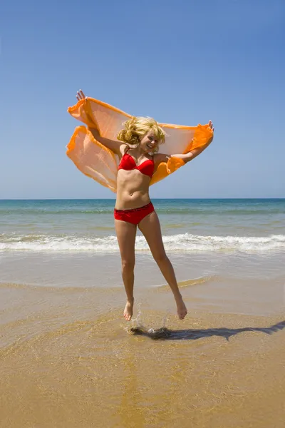 Girl runs on beach — Stock Photo, Image