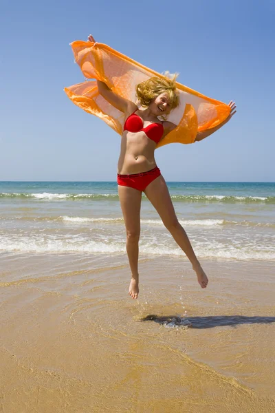 Lány fut a strandon — Stock Fotó
