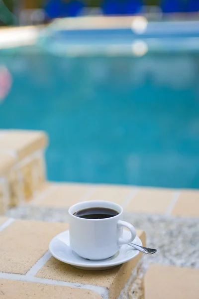 Tazza di caffè sullo sfondo della piscina — Foto Stock