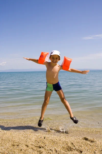 Dziecko skacze na plaży — Zdjęcie stockowe