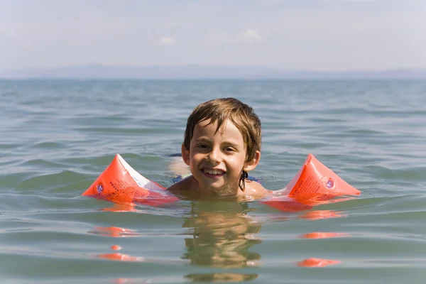 Boy learns swiming — Stock Photo, Image