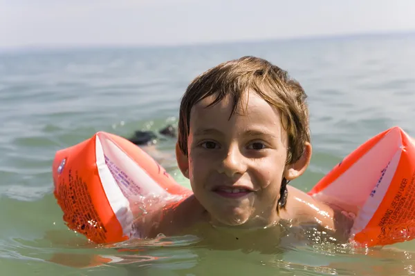 Boy learns swiming — Stock Photo, Image