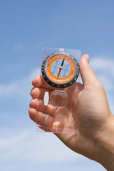 Zeiger mit Kompass auf Hintergrundhimmel — Stockfoto