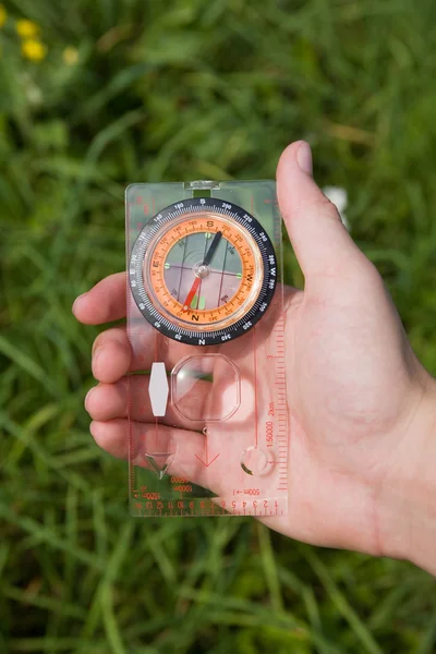 Zeiger mit Kompass auf Hintergrundhimmel — Stockfoto