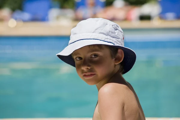 Retrato do menino ao lado da piscina — Fotografia de Stock