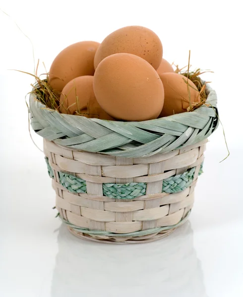 Ovos que se deitam em um branco — Fotografia de Stock