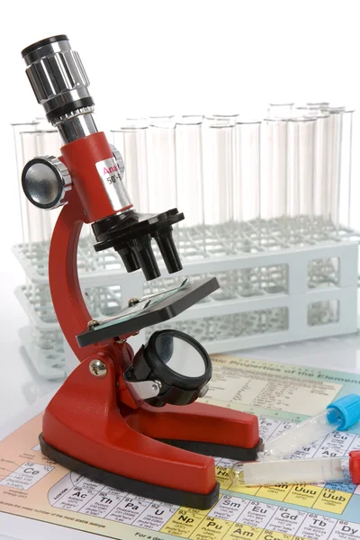 Лабораторний склад і мікроскоп — стокове фото