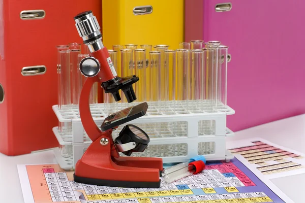 Ustensiles de laboratoire et microscope — Photo