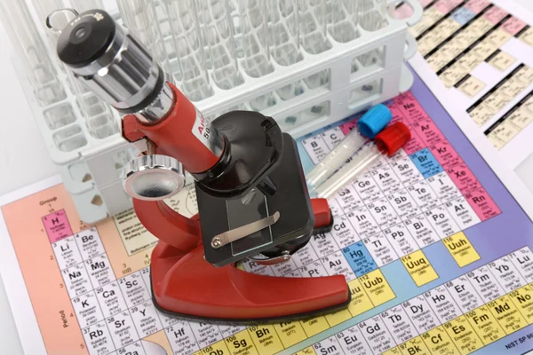 Naczynia laboratoryjne i mikroskopu — Zdjęcie stockowe