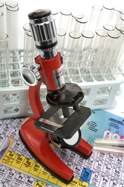 Laboratoriet ware och Mikroskop — Stockfoto