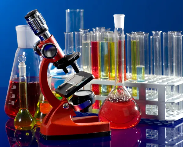 Laboratorní ware a mikroskop — Stock fotografie