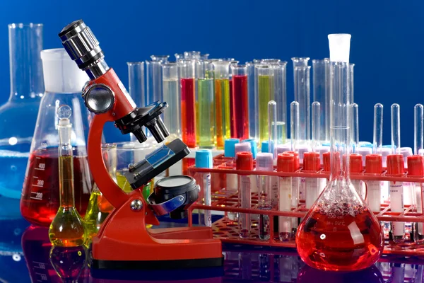 Laboratóriumi edények és Mikroszkóp — Stock Fotó