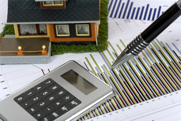 Model house and calculator — Stock Photo, Image