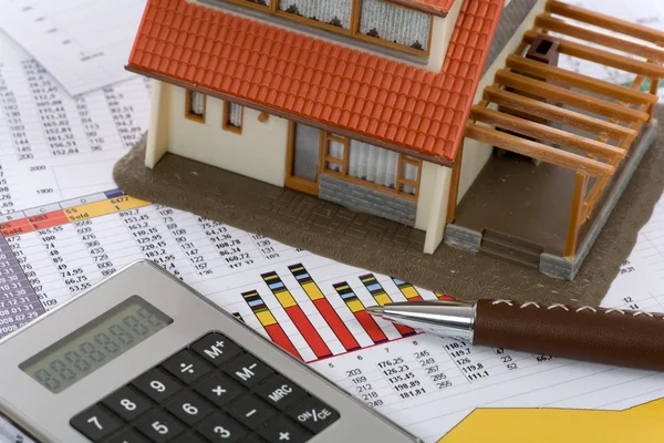Modelu dom i kalkulator — Zdjęcie stockowe