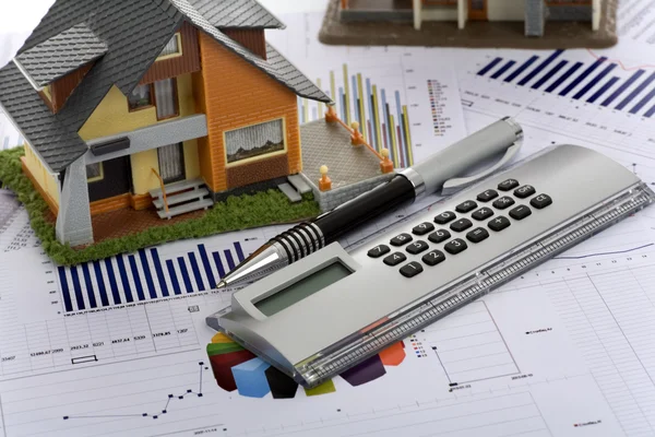 Model huis en rekenmachine — Stockfoto