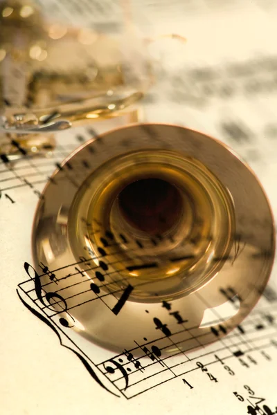 Mistura de trompetes de notas musicais — Fotografia de Stock