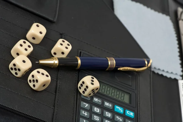 Kalkulator, długopisy, kości — Zdjęcie stockowe