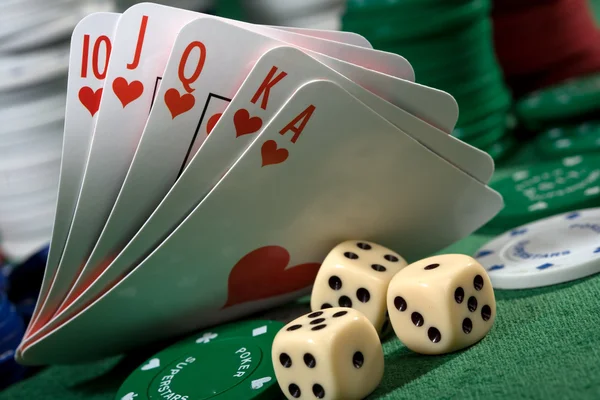 Oyun kartı fişleri ve zar — Stok fotoğraf