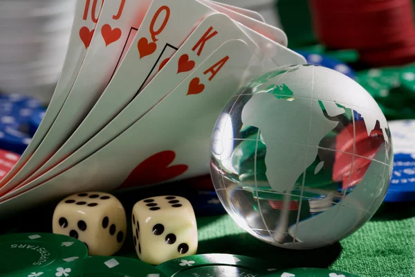Chips di carte da gioco, dadi e globo — Foto Stock